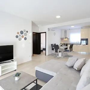 Lisac Apartman Vir